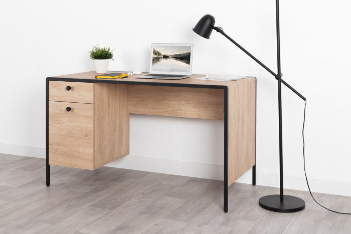 Брюс Стол письменный 12.157, цвет чёрный/дуб Сантьяго/столешница МДФ ель карпатская, ШхГхВ 130х62,6х75 см., универсальная сбока