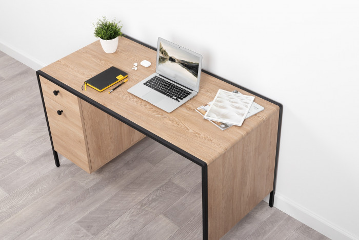 Брюс Стол письменный 12.157, цвет чёрный/дуб Сантьяго/столешница МДФ ель карпатская, ШхГхВ 130х62,6х75 см., универсальная сбока