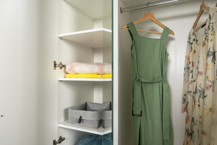 Остин 11.53 Кровать + ортопед + 13.336.03 Шкаф для одежды + 16.152 Тумба прикроватная, белый шагрень/дуб крафт золотой